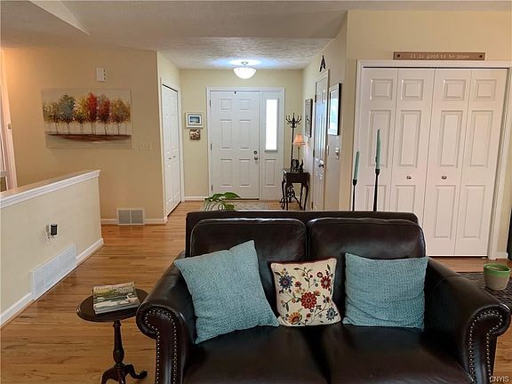 3rd image of 31 Aspen Springs Dr