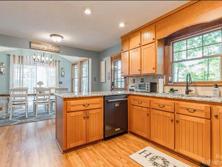 318 Wellington Dr — Photo 9