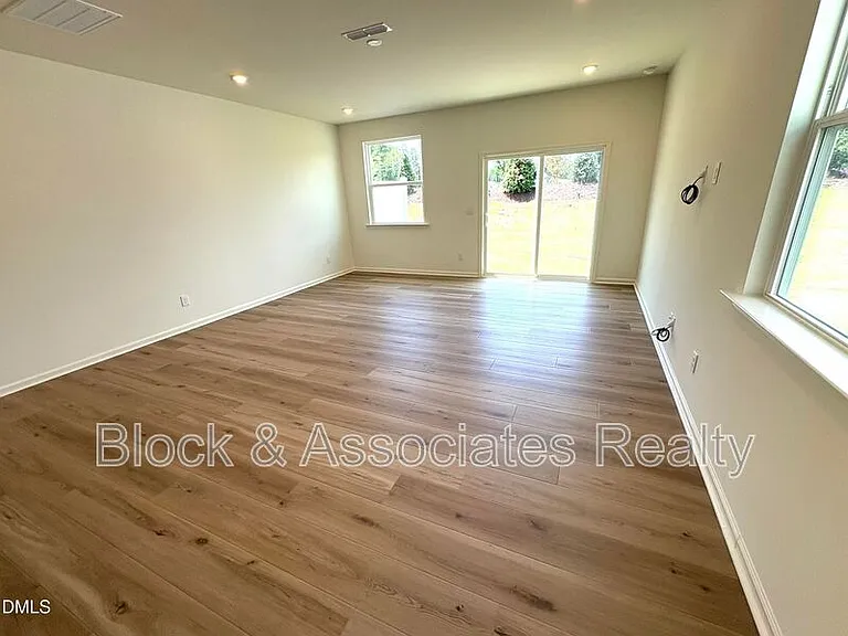 2040 Oakdale Dr — Photo 5