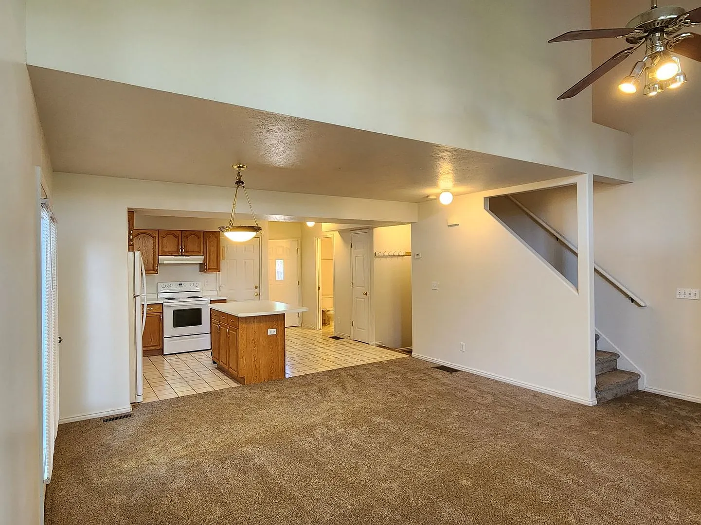 Spacious 3 Bedroom 2.5 Bathroom Townhouse in Bountiful — Photo 2