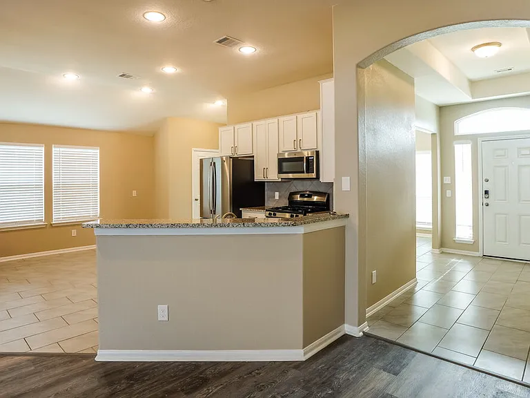 1902 Walnut Green Cir — Photo 6