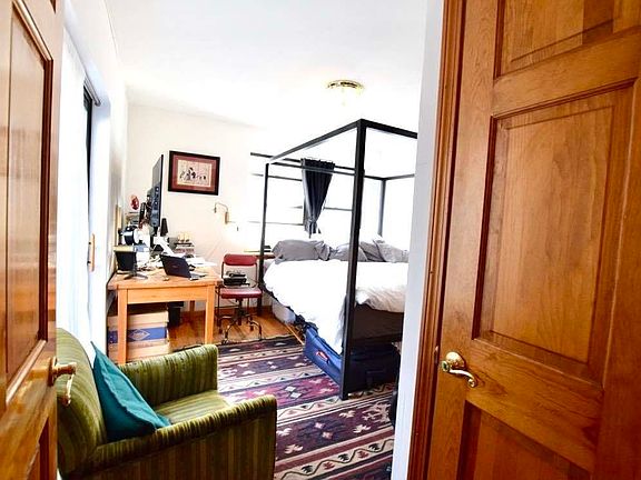 5th image of 255 W 75th St APT 6G