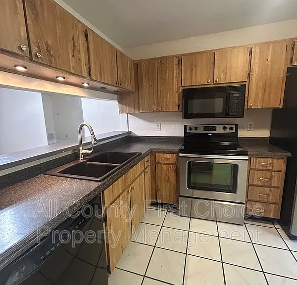 313 Bay Pl — Photo 2