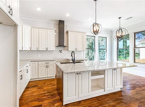 4th image of 2434 New Orleans St
