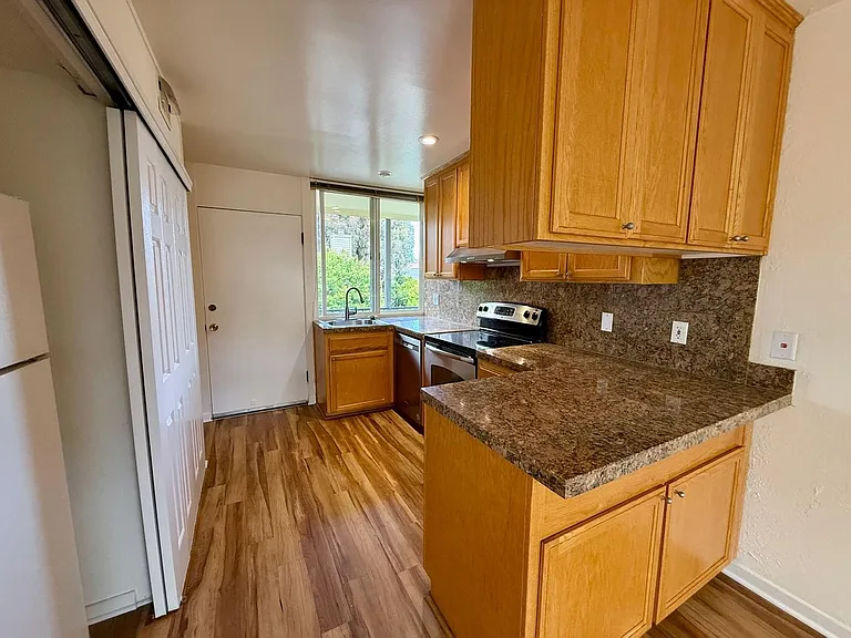 30 Locust Ave #1-8 — Photo 9