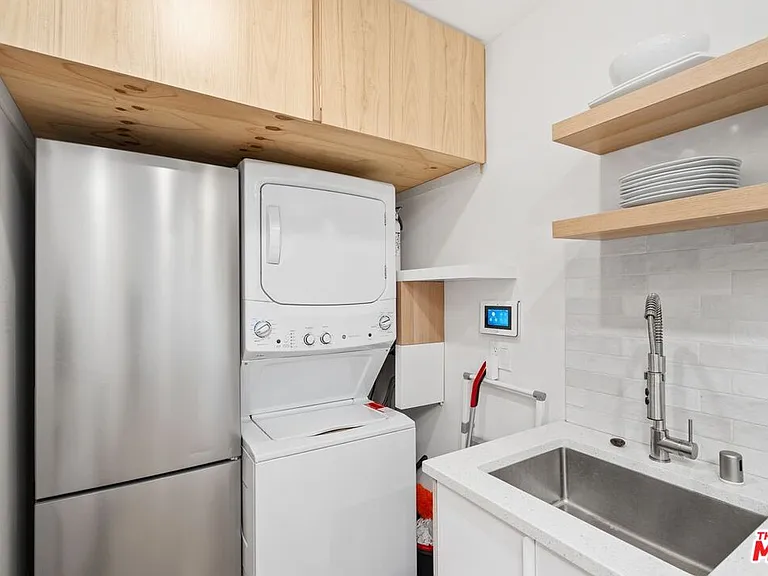 621 Rose Ave #B — Photo 9