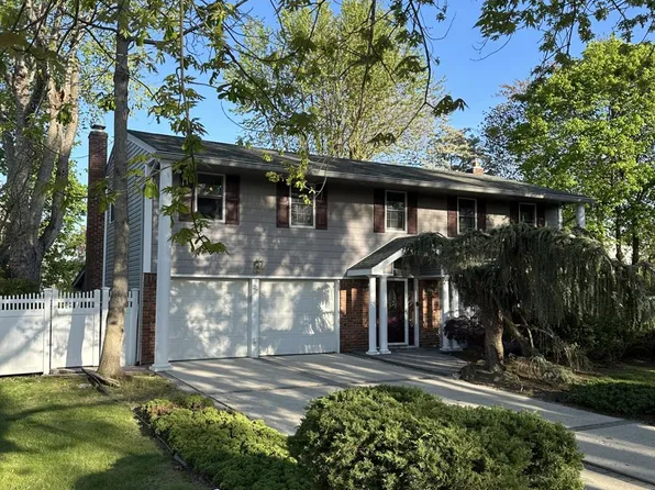 23 Algonquin Lane, Commack, NY 11725