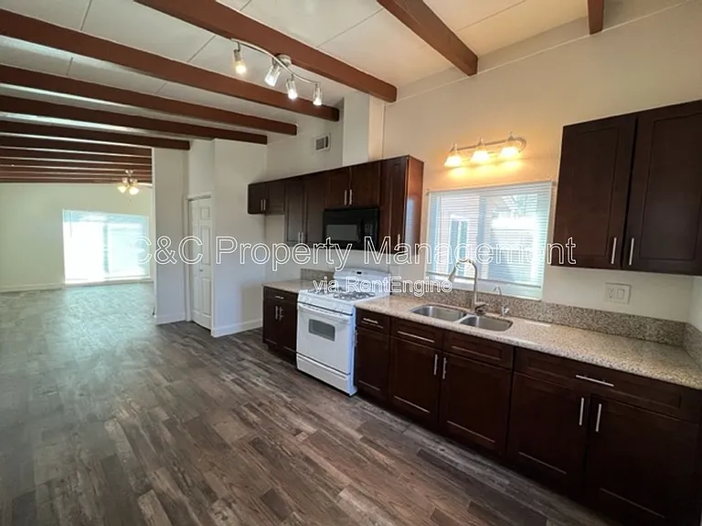 2119 E Griffith Way — Photo 2