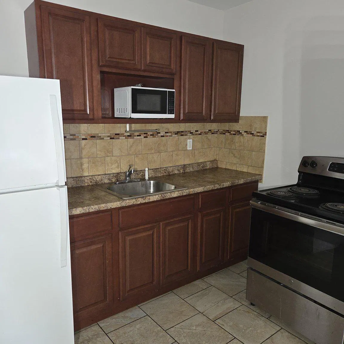 2 bed, 1.0 bath, 1600 sqft, $1,400 — Photo 2