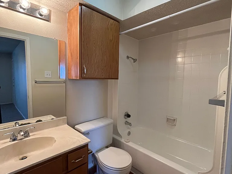 Bentwood Apartments — Photo 24