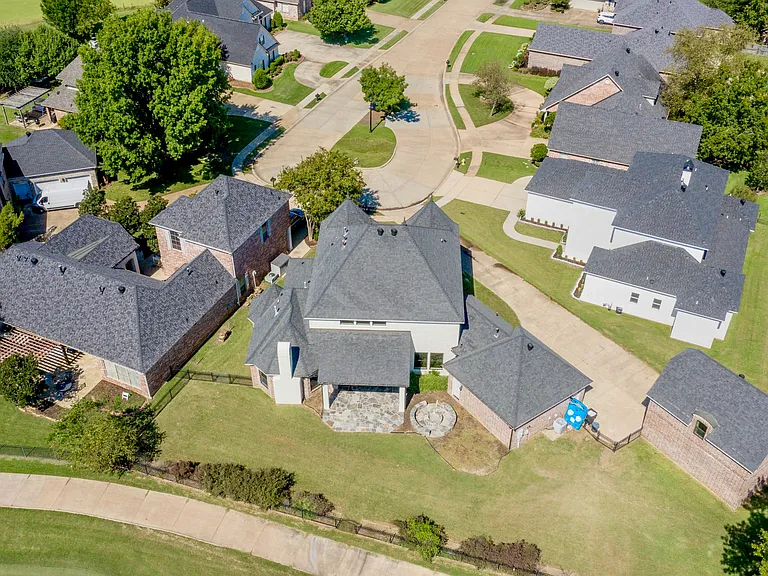 555 Canterbury Ln — Photo 30