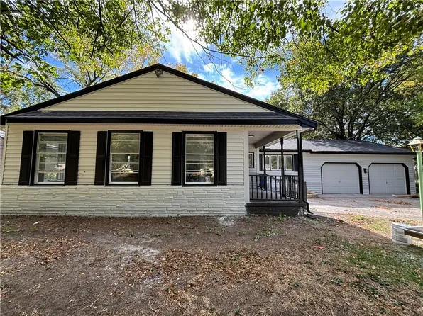 1804 SW Walnut St, Blue Springs, MO 64015