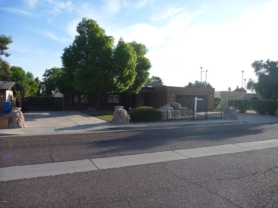 1st image of 3210 E Larkspur Dr