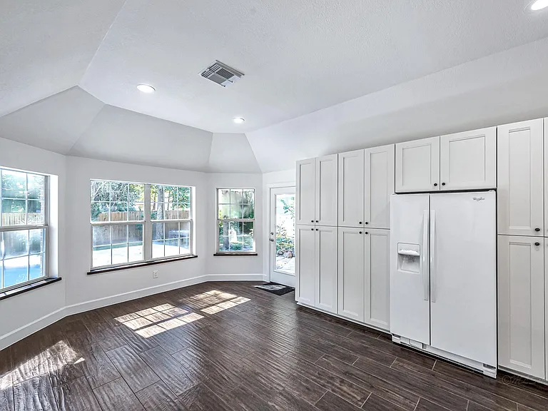 6 Old River Pl — Photo 23
