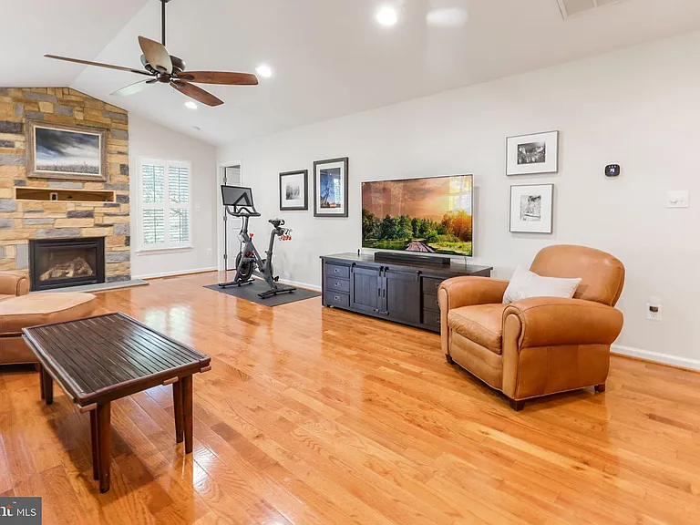 8011 Jackson Rd — Photo 20