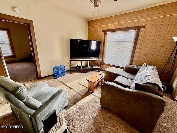 4th image of 207 3rd Ave NE