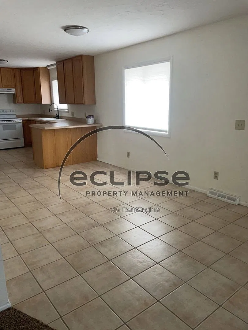 3 bed, 2.0 bath, 2500 sqft, $2,500 — Photo 4
