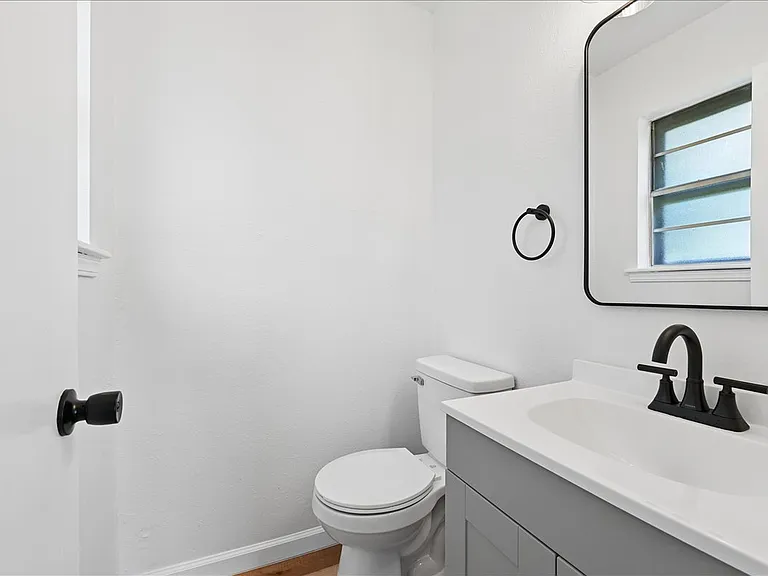 1224 S Broadway St — Photo 14