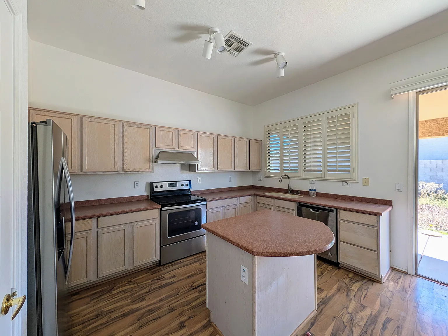 3 bed, 1594 sqft, $2,098 — Photo 4