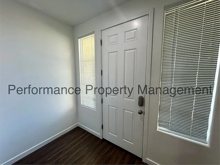 2505 Mercedes Dr — Photo 2