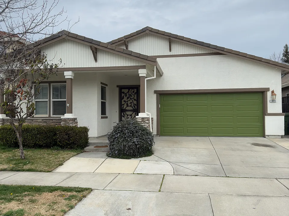 1021 La Paloma St