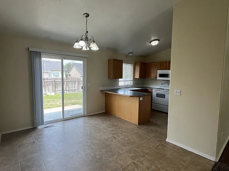14320 Tara St — Photo 4