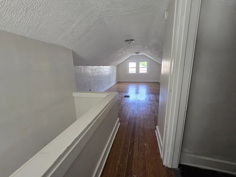 598 Talbot Ave — Photo 6