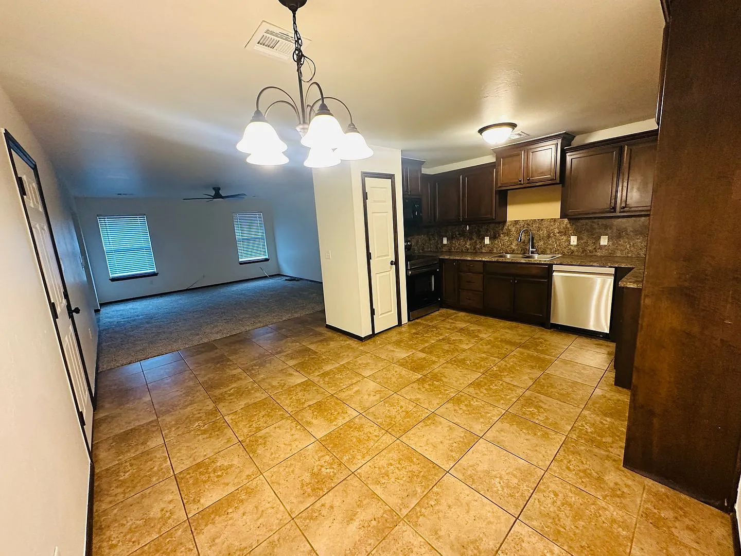 3br 2ba duplex with 2 car garage! — Photo 3