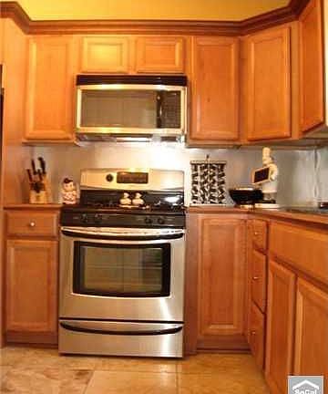 Travertine Flrs, Maple Cabinets, Granite Counters