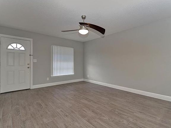 4th image of 1494 Canterbury Dr