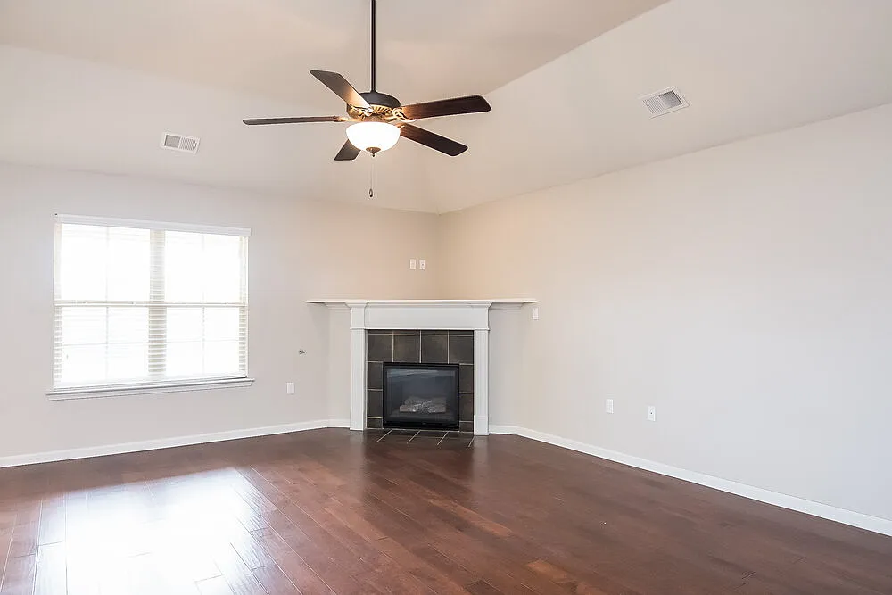 4 bed, 2.0 bath, 1995 sqft, $2,390 — Photo 2