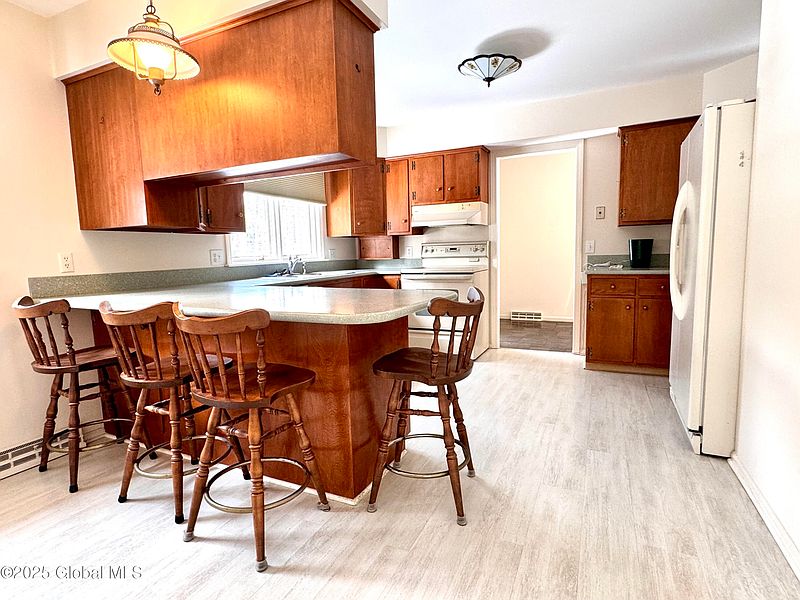 3rd image of 33 Twicwood Lane