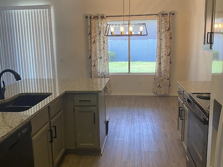 525 W Candlewood Ln — Photo 7