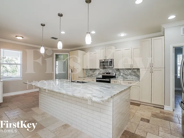 4116 SW 16th Pl — Photo 5