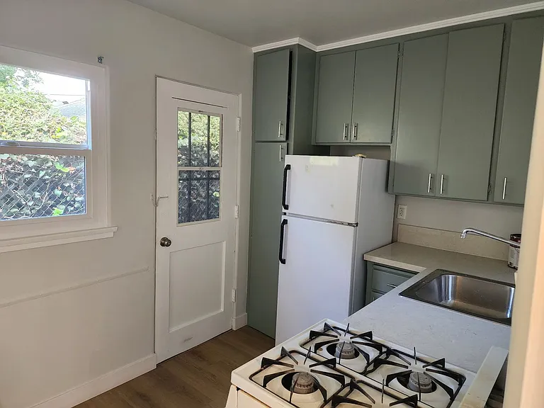 416-418 Stocker — Photo 9