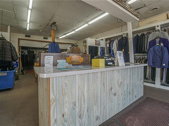 4th image of 2526 Pine Ave