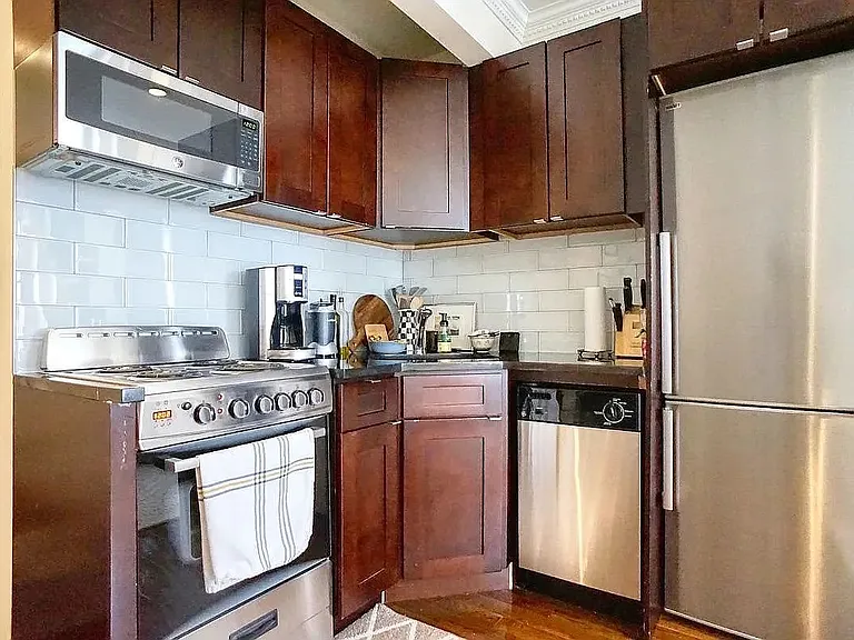 604 E 9th St #3 — Photo 3