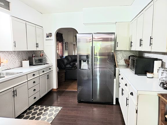 3rd image of 2877 Cass St