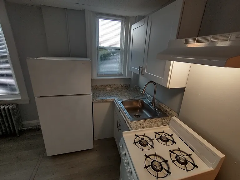 Hampton Court Apartments — Photo 30