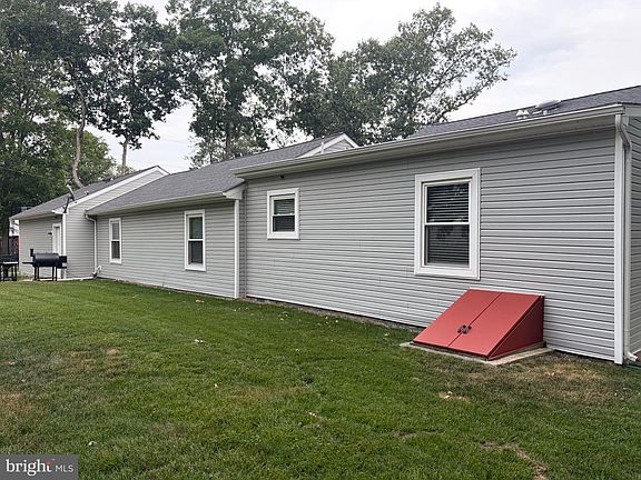 3rd image of 2420 Sunset Ave