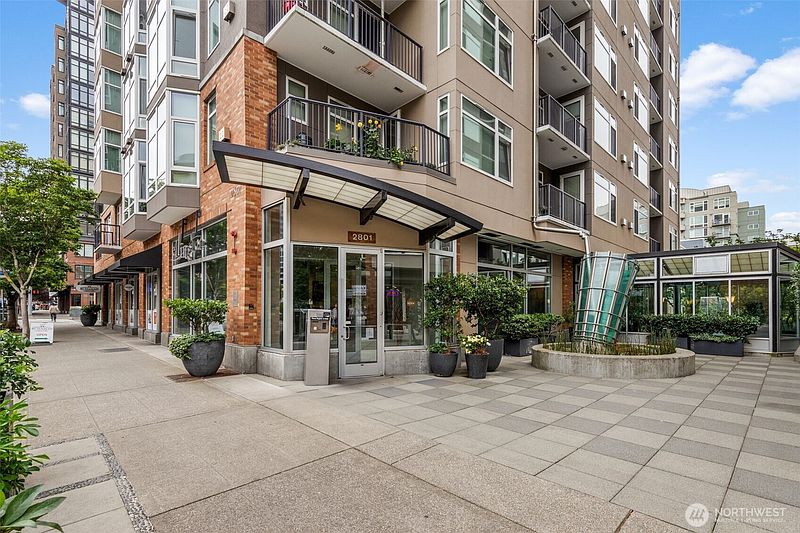 4th image of 2801 1st Avenue #807