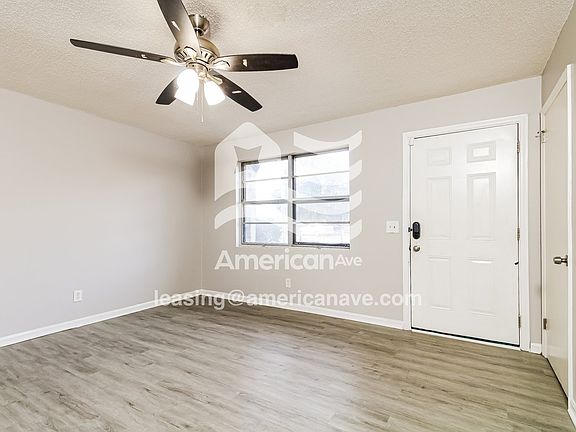 548751_003_living_room_3.jpg
