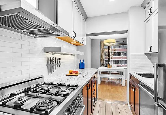 4th image of 55 E End Ave APT 4G