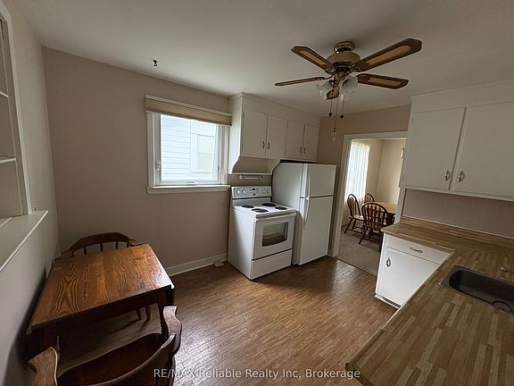 3rd image of 137 Fulton St