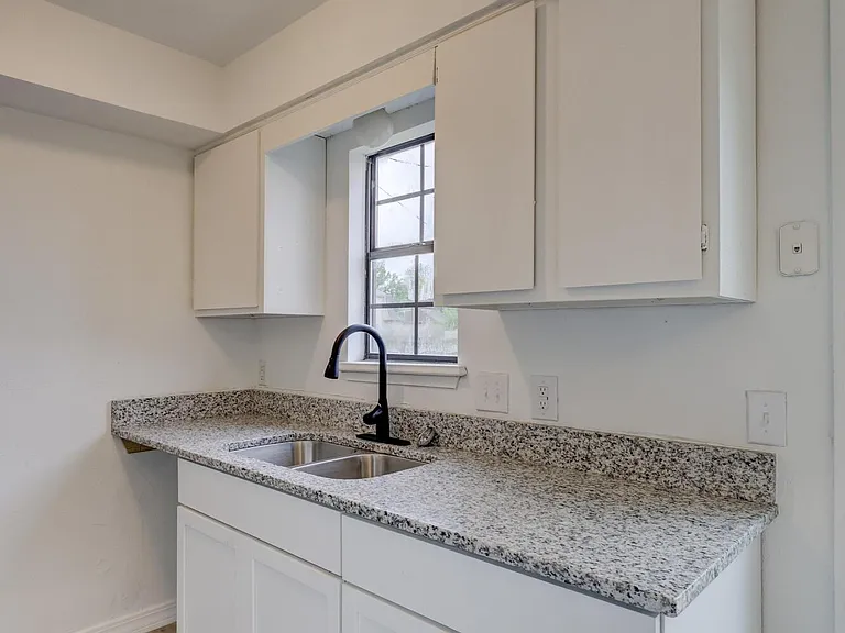 1119 S Saint Louis Ave — Photo 11