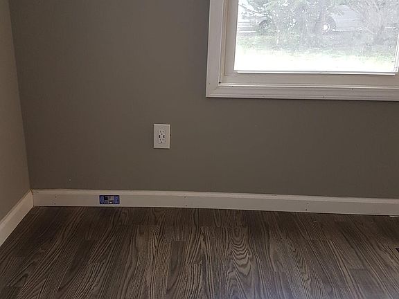 3rd image of 107 Wood St