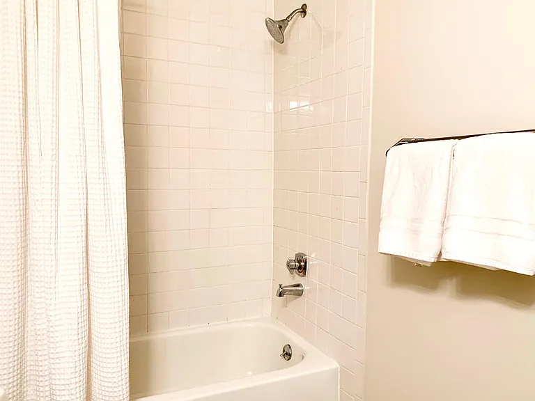 560 E Kirby St — Photo 8