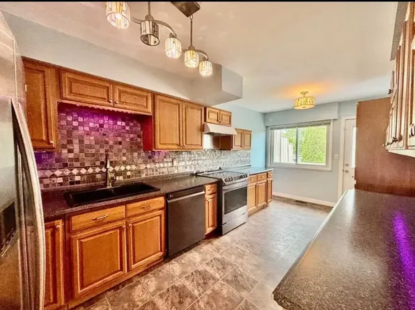 15873 Russell Ave, White Rock, BC