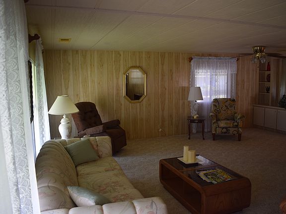 Living Room 22'3" x 22 ft