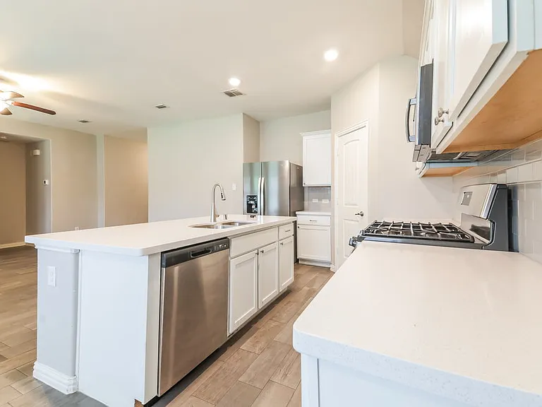 922 Evergreen St — Photo 9